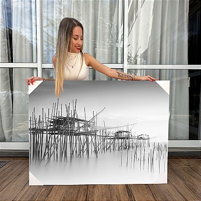Quadro Decorativo Canvas Paisagem de Casas de Madeira Sobre a Água Preto e Branco Vertical