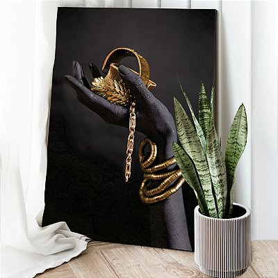 Quadro Decorativo Canvas Mãos com Joias Douradas Fundo Preto