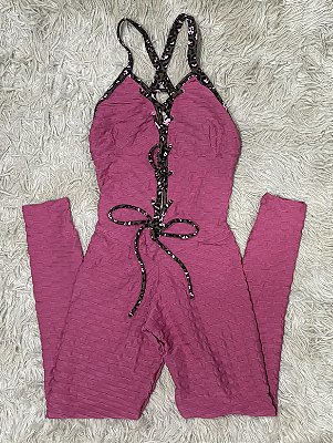 Macacão Ilhós Brocado Rosa com Empina