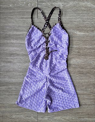 Macaquinho Ilhós Brocado Cirrê Lilás Empina