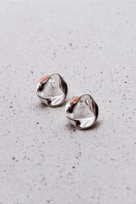 Brinco Triângulo Orgânico Torcido