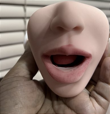 Prótese masturbadora em formato de boca com língua, dente, nariz