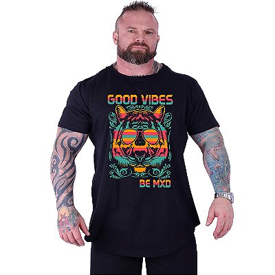 Camiseta Longline Estampada Plus Size MXD Conceito Manga Curta Leão Good Vibes