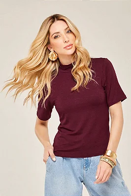 T-SHIRT BÁSICA GOLA ALTA VINHO
