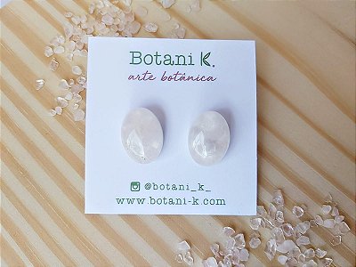 Brinco oval com quartzo rosa