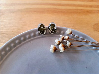 Brinco oval com arruda - fundo branco