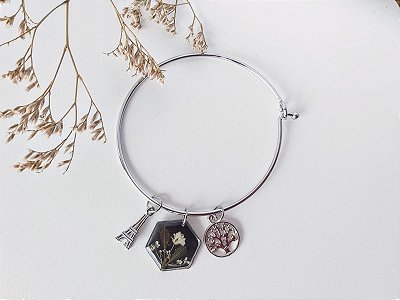 Pulseira com pingente hexagonal gipsofila torre Eiffel e árvore da vida
