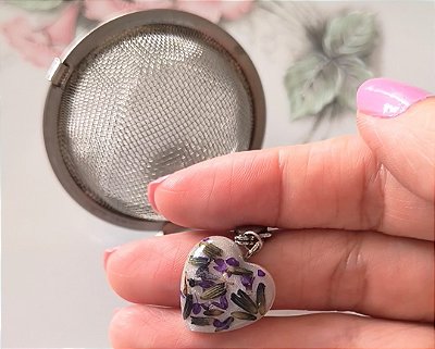 Infusor de chá com inflorescência se lavanda e pétalas de sempre viva roxa