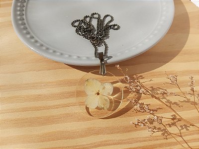 Colar de flor hortênsia na resina