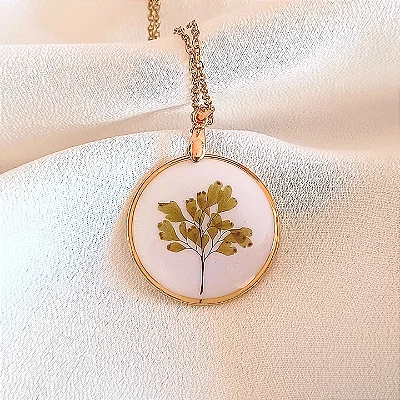 Colar com avenca no fundo branco perolado