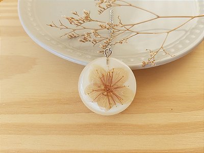 Colar de flor de cerejeira