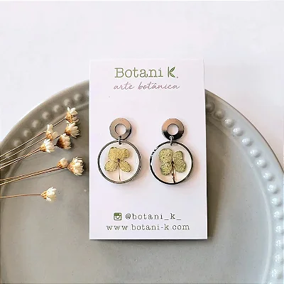 Brincos de hortênsia na resina