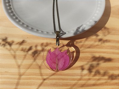 Colar de primavera rosa na resina