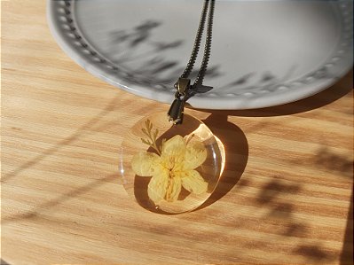 Colar de jasmin amarelo com renda portuguesa na resina