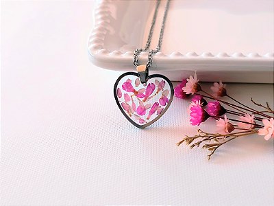 Colar coração com pétalas de sempre pink e rosa bebê na resina