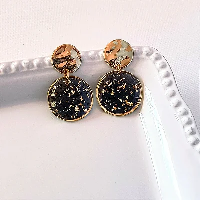 Brincos com folha de ouro e fundo preto translúcido