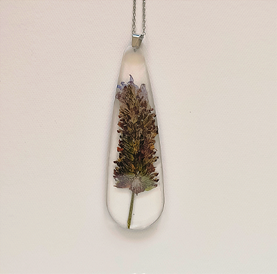 Colar lavanda na resina