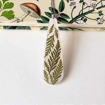 Colar gota renda portuguesa na resina