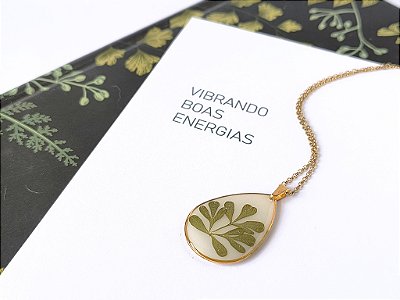 Colar gota com arruda - fundo branco perolado