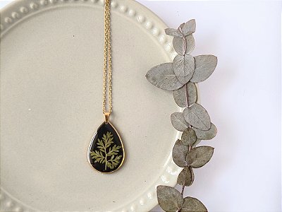 Colar gota com folha de artemísia (losna)