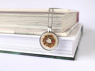 Colar mini guilandinha - fundo branco perolado