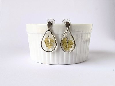 Brincos formato de gota com avenca