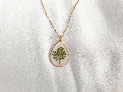 Colar gota com arruda com fundo branco perolado - Folhas miudinhas