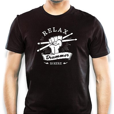 Camiseta rock Relax the Drummer is Here tamanho adulto com mangas curtas na cor Preta Premium