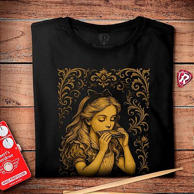 Oferta Relâmpago - Camiseta G Feminina Preta Alice Plays Harmonica Premium