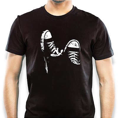 Camiseta Tênis de Roqueiro tamanho adulto com mangas curtas na cor preta