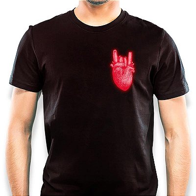 Camiseta Coração de Roqueiro tamanho adulto com mangas curtas na cor preta