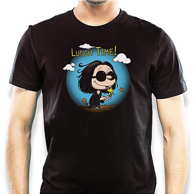 Camiseta Premium Snoopy Ozzy x Woodsock Lunch Time tamanho adulto com mangas curtas na cor preta