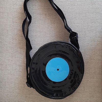 Bolsa preta em formato de vinil