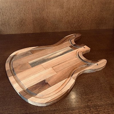 Tabua de petisco e churrasco em formato de guitarra