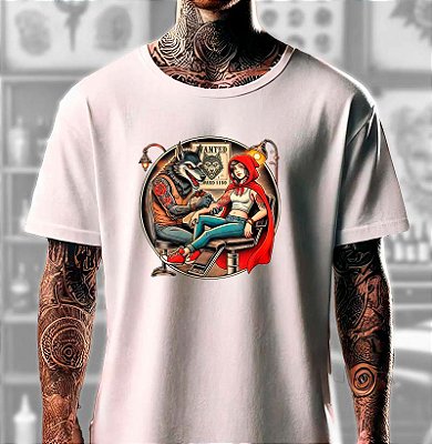 camiseta Lobo Mau tatuado a Chapeuzinho Vermelho na cor branca tamanho adulto Premium