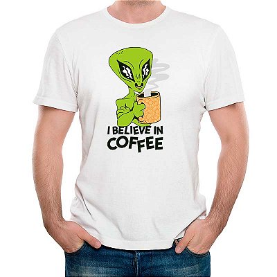 camiseta I believe in Coffee na cor branca premium
