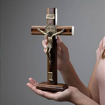 Crucifixo de Mesa Madeira Frisada - 26cm