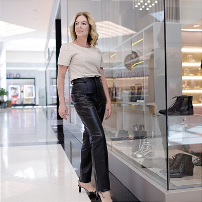 Calça Couro Pelica Friso Preta - Karine Daher