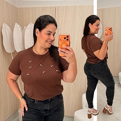 T shirt Bordada Coração Luiza Marrom Plus Size