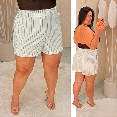 Short Alfaiataria Lia Risca de Giz Branco Plus Size