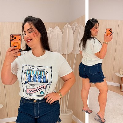 T shirt Sardines Branca Estampa Rosa e Azul Plus Size