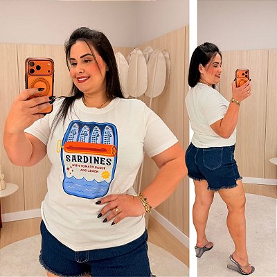 T shirt Sardines Branca Estampa Azul e Laranja Plus Size