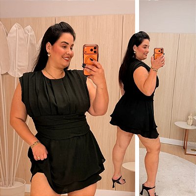 Macaquinho Babado Nicole Preto Plus Size
