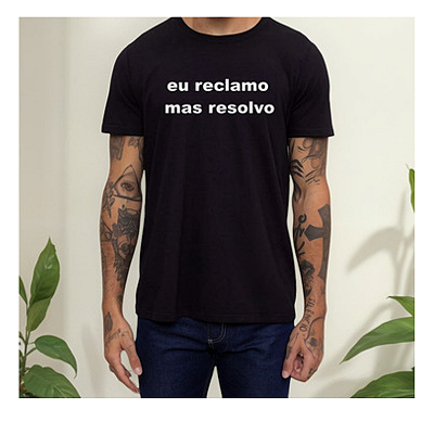 Camiseta Frases Engraçadas - Eu reclamo mais eu resolvo