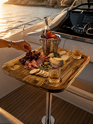 Mesa Náutica Completa Overboat 45x58cm em Madeira Teca com Pedestal Inox e Porta-Copos