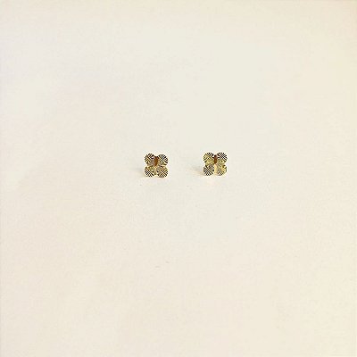 Brinco Trevo Dourado com Textura Banhado a Ouro 18k