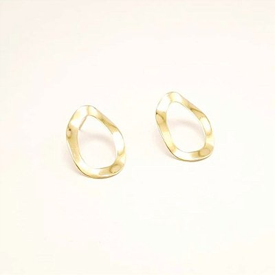 Brinco Orgânico Oval Vazado Banhado a Ouro 18k