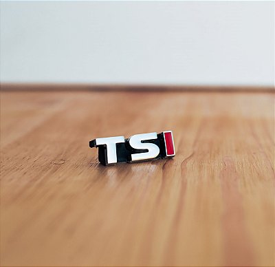 Emblema TSI para aplicação na grade frontal
