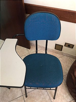 Lote com 80 cadeiras universitárias estofadas na cor azul. Semi Novas.