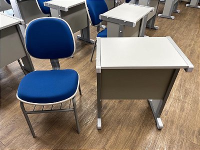 Conjunto escolar cadeira e mesa